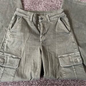 Women’s American Eagle army green baggy cargo pants size 0.